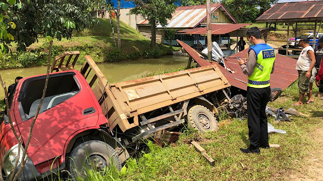 Kecelakaan Lalu Lintas: Truck vs Sepeda Motor di Jalan Rawak - Sekadau