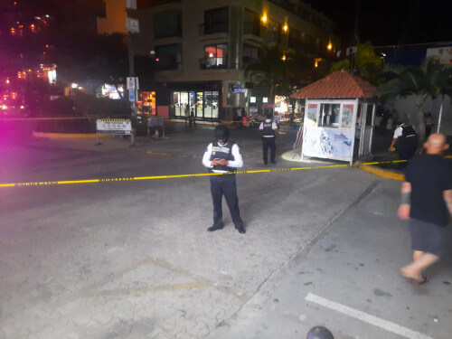 Un policía de la turística  fue baleado y su estado de saludo fue reportado como grave. El atentado se registró esta noche de sábado en la caseta policial que se ubica en el cruce de la calle 34 con Quinta Avenida de Playa del Carmen. polcia-baleado-playadelcarmen  De acuerdo con datos preliminares, los agresores habrían utilizado una motocicleta para realizar este ataque. Una versión extraoficial menciona que el policía habría fallecido en el Hospital General, sin embargo, pero aún no está confirmado el deceso, toda vez que el departamento de Policía local no se ha pronunciado al respecto.    Aunque se desconoce el móvil de este ataque contra la Policía de Solidaridad, este hecho sucede luego de una redada de 35 sujetos, presuntamente relacionados al narcomenudeo en las playas locales. (Preliminar)