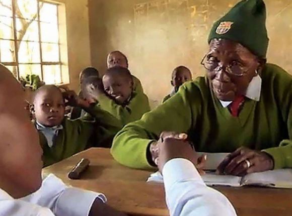 نیروبی: کینیا میں 99 سالہ خاتون پریسیلا سیٹینی نے پرائمری اسکول میں داخلہ لے لیا جہاں وہ اپنے پڑ پوتوں کے عمر کے طلبا کے ساتھ تعلیم حاصل کر رہی ہیں۔