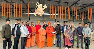 भीलवाड़ा महामंडलेश्वर स्वामी हंसराम उदासीन ने राम गौ सेवा के लिए सौंपा दो लाख का चेक।