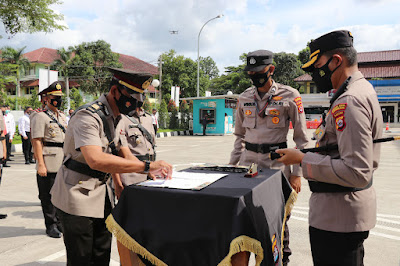 Kapolresta Tangerang Kombes Pol Wahyu Sri Bintoro memimpin Upacara Serah Terima Jabatan (Sertijab) Kabag Ops, Kasat Lantas, Kapolsek Panongan, Kapolsek Rajeg, dan Kapolsek Mauk