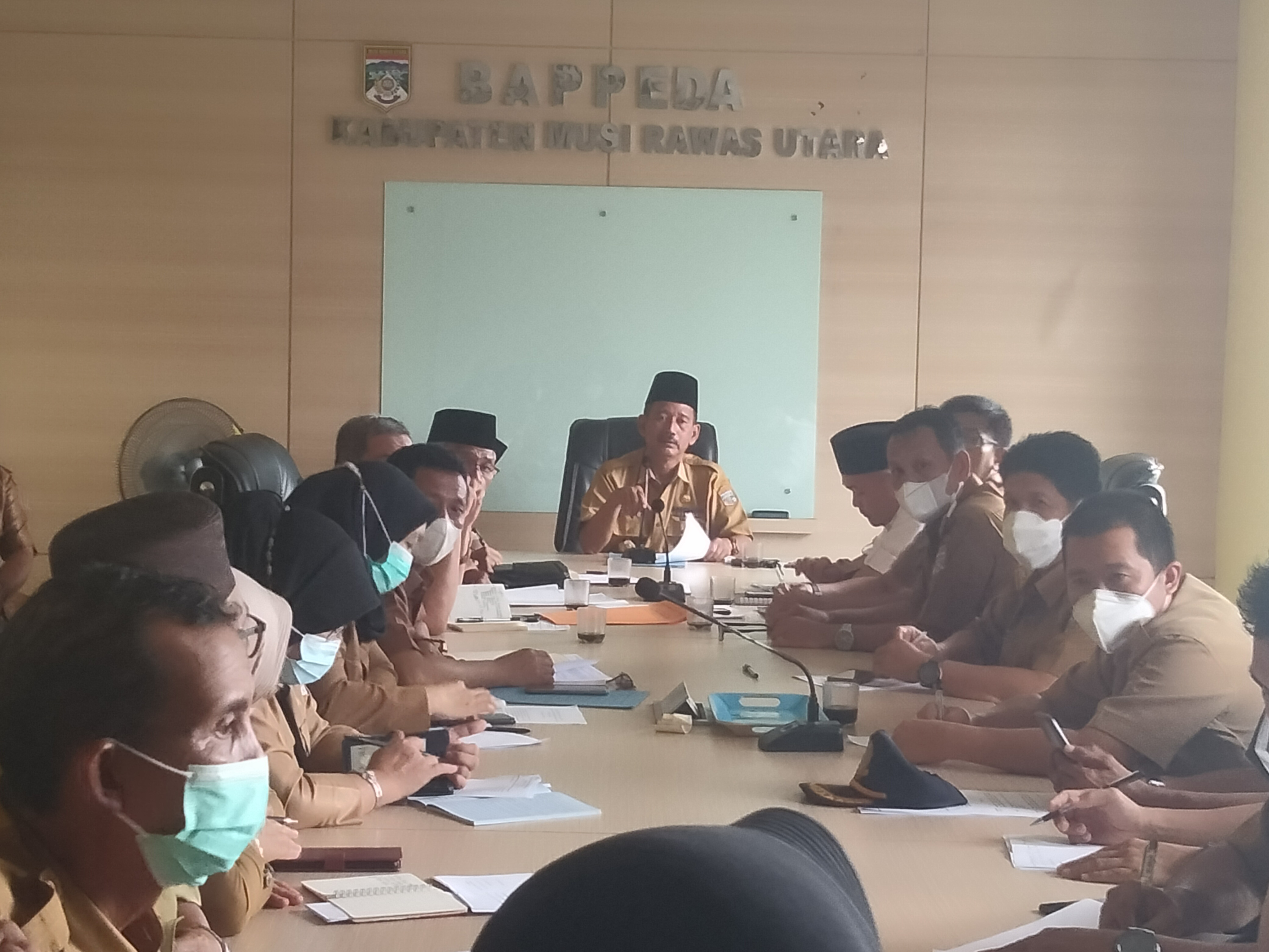 TUNTAS.CO.ID_MURATARA - Pemerintah Kabupaten Musi Rawas Utara (Muratara) akan melakukan famili gathering government pada hari Sabtu 26 Februari 2022.  Kabar Ini disampaikan Pj Sekretaris Daerah (Sekda), Suharto saat memimpin rapat persiapan, yang dihadiri seluruh Kepala OPD atau yang mewakili. Dilantai III, ruang rapat Bapedda, Senin (21/2/22).  Sekda menuturkan, Kegiatan yang akan dilaksanakan pada Sabtu mendatang ini diharapkan dapat memberikan dampak terbangunnya keakraban antara ASN dan Masyarakat umum, interaksi yang Humanis antar Pimpinan OPD dengan Staf.  "Kegiatan ini merupakan perdana di Kabupaten Muratara, dengan adanya Iven ini diharapkan terbentuknya kekompakan dan harmonisasi antar sesama," tutur Suharto.  "Kegiatan ini harus meriah, silahkan kepala OPD untuk mengintruksikan seluruh stafnya untuk hadir pada kegiatan ini," tambahnya.  Apirmansyah, Ketua umum tim pelaksana famili gathering government Kabupaten Muratara tahun 2022, menyebutkan, kegiatan ini juga selaras dengan peringatan satu tahun kepemimpinan Bupati Devi Suhartoni dan Wakil Bupati A Inayatullah. Untuk itu dia mengajak agar semua energi terlibat untuk memeriahkan acara ini.  "Mari bekerja sama untuk meramaikan kegiatan ini, kita harus menjadikan kegiatan ini semeriah mungkin" ujar Apirmansyah.  Kegiatan family gathering government yang pertama dilakukan di Kabupaten Muratara ini, akan dimeriahkan dengan berbagai rangkaian acara. Pesertanya jajaran eksekutif, legislatif maupun yudikatif beserta stafnya dan masyarakat  umum. Peserta juga diwajibkan menggunakan pakaian olahraga.  Kabag umum sekretariat daerah, Aan Andrian, menyampaikan, acara dimulai pada pagi hari  hingga selesai, semarak kemeriahan akan disaksikan secara seksama, mulai dari olahraga hingga sajian kuliner.  "Pertama senam sehat, lomba menggambar, lomba tutur bercerita serta macam-macam kuliner akan disajikan," sebutnya.  Kegiatan ini juga menyediakan stand Bagi yang ingin mendonor darah dan stand divaksinasi boster.  (A4)