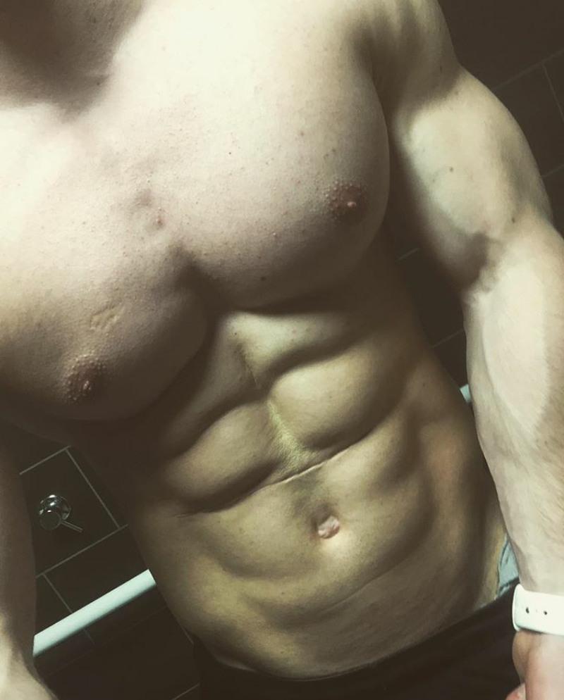 sexy-fit-shirtless-sportsmen-torso-anonymous-straight-baited