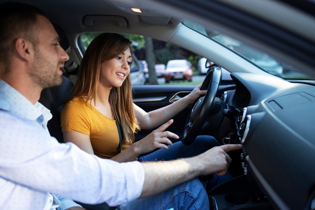 Tips Belajar Mobil Manual Untuk Wanita Agar Cepat Bisa, Simak!