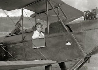 Sentada a los mandos de una avioneta en 1928.