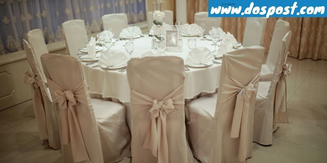 tips membuat dekorasi akad nikah di rumah - menghiasi meja dan kursi menggunakan pita