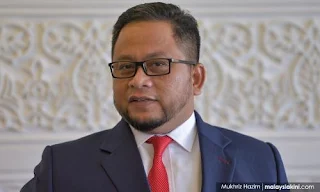 'The actions of Raja Bomoh contradict the teachings of Islam' - Ahmad Marzuk  The ritual of rejecting the flood performed by Ibrahim Mat Zin or Raja Bomoh with a woman in Teluk Intan recently clearly has elements that contradict the teachings of Islam, said Deputy Minister in the Prime Minister's Department (Religious Affairs) Datuk Ahmad Marzuk Shaary.  He said in this regard, the Malaysian Islamic Development Department (Jakim) hoped the Perak Islamic Religious Department (JAIPk) would take stern action against Ibrahim and other individuals involved.  "The action clearly carries an element that contradicts the teachings of Islam, namely the element of superstition and superstition performed in the ceremony.  "We leave it to the state religious authority (JAIPk) to impose stricter action (on the individuals involved)," he said at a press conference after the Musaadah Banjir Program at Pasti Nur Fatihah Kuala Balah in Jeli today.  Yesterday, JAIPk was reported to have called Ibrahim regarding a ritual supposedly to prevent floods in Dataran Pengairan and Saliran Teluk Intan which were spread through video recordings.  Its director Datuk Mohd Yusop Husin said apart from Ibrahim, his party would call other individuals involved in the incident to assist in the investigation under Section 14 of the Perak Syariah Criminal Enactment 1992 for defaming and insulting Islam.  In another development, Ahmad Marzuk said his party hoped that the pilgrims would be patient with the postponement of umrah announced by the government, last Saturday.  Meanwhile in Perak, Hilir Perak District Police Chief ACP Ahmad Adnan Basri said Ibrahim, 71, lodged a report on the ritual at the Teluk Intan Police Station at about 12.30am last night.  "Raja Bomoh lodged a police report denying that the ceremony he performed was not against the Islamic faith and syariah, instead he only prayed for the safety of all residents so that there would be no floods," he said when contacted by Bernama today.  He said the report had been referred to the Hilir Perak District Islamic Religious Office for JAIPk's investigation.