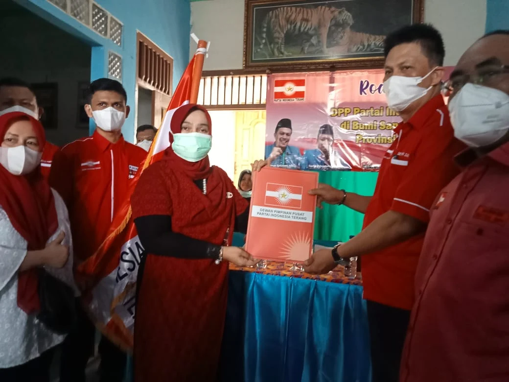Hj. Rizayati Serahkan SK Ketua DPD I Lampung dan Rehab Rumah Warga Miskin