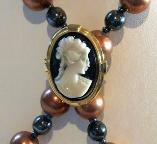 Beaded necklace with cameo