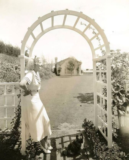 Jean Harlow na entrada de sua casa