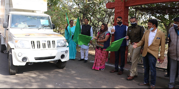 मुख्यमंत्री राशन आपके ग्राम योजना के लिए सांसद गुमानसिंह डामोर द्वारा 9 वाहनों को हरी झंडी देकर रवाना किया