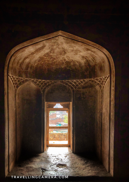 Another interesting detail about the exquisite art at Datia Palace is that while the interiors of the central tower are adorned with stucco are, which is a mixture of lime, mud, acrylic fibers, the exteriors boast of Cuerda Seca Tiles.