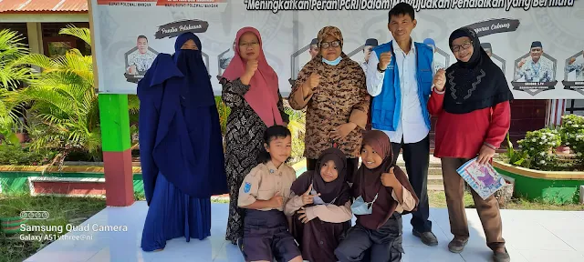 Photo bersama Kepala Sekolah, Rekan Teman Sejawat serta Murid