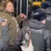 Vídeo: fã se acorrenta ao McDonald's na Rússia para impedir fechamento