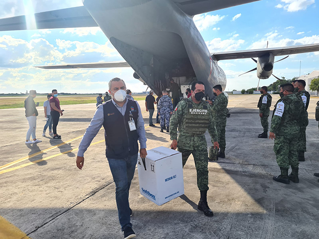 Arribaron en un avión de la Fuerza Aérea Mexicana: 17,550 vacunas de Pfizer, 69,500 AstraZeneca y 29,700 Cansino, así como diversos insumos médicos.