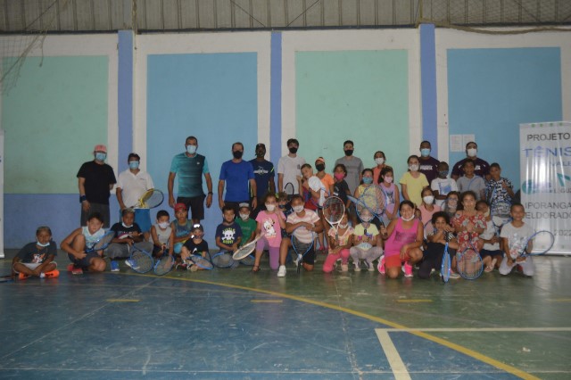 Projeto Tênis no Vale reúne 200 crianças de escolas públicas de Iporanga