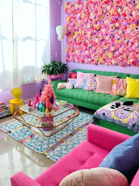 Hermoso living con accesorios coloridos