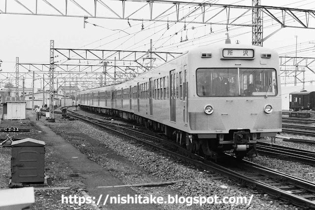 所沢駅3番上りホームに入線する所沢行き101系4両+4両。所沢　1982.4.29