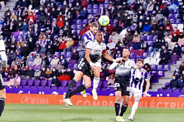 Weissman se impone a Andújar en el salto, pero el balón se fue fuera por poco. Tejera y Toni Villa permanecen a la expectativa. REAL VALLADOLID C. F. 2 F. C. CARTAGENA 0 Sábado 27/11/2021, 20:30 horas. Campeonato de Liga de 2ª División, jornada 18. Valladolid, estadio José Zorrilla