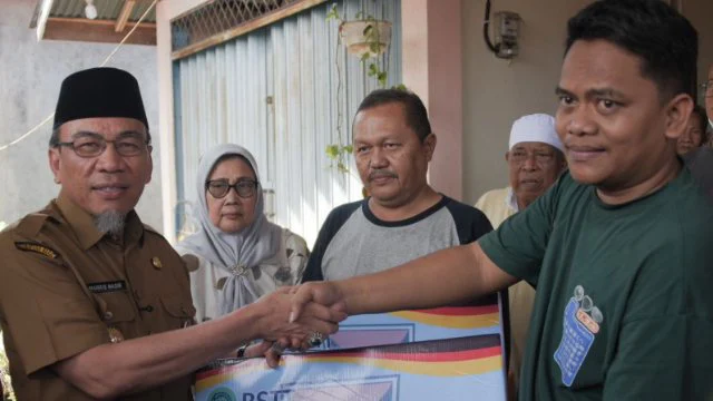 Wawako Padang Serahkan Bantuan Korban Kebakaran di Ganting Parak Gadang