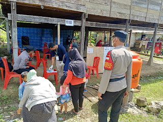 Kapolsek Alla Enrekang Bersama Personelnya Pantau Pelaksanaan Pilkades Di Dusun Lo’Ko