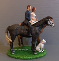 Cake topper sposini sulla torta sposi personalizzati  a cavallo con cane orme magiche