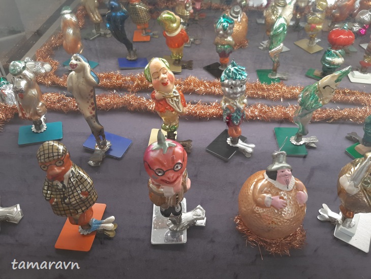 Выставка старинных ёлочных игрушек "Новогоднее волшебство"