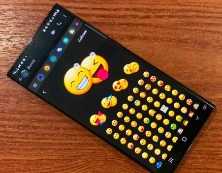 Cara Menggunakan Emoji Pairs atau Berpasangan di WhatsApp Menggunakan HP Samsung