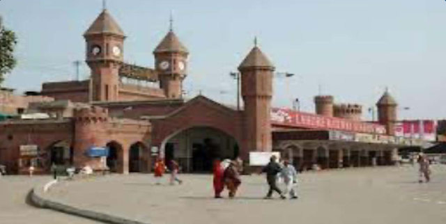 Where is the largest railway station of Pakistan located?