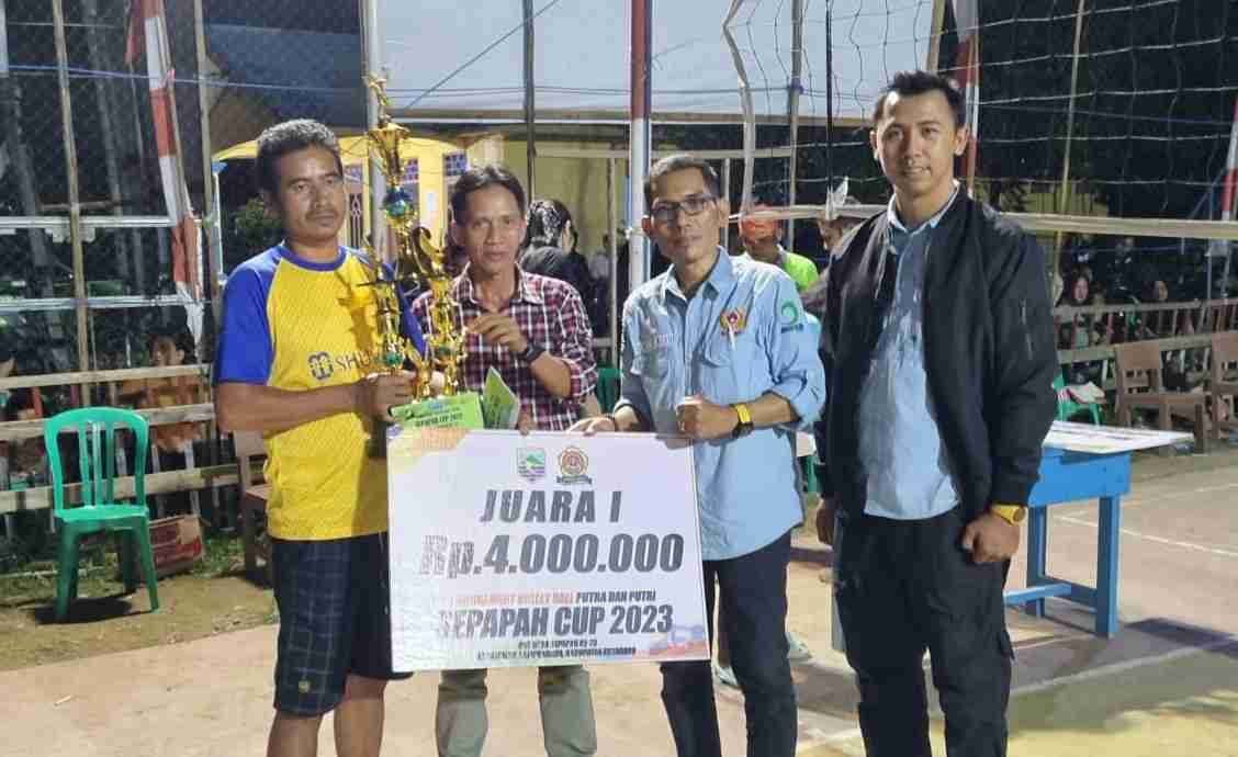 Anggota DPRD Kotabaru Hadiri Penutupan Turnamen Bolavoli Sepapah Cup