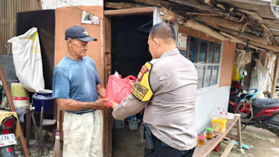 Bhabinkamtibmas Polsek Cakung Berikan Bantuan Sembako Kepada Warga Kurang Mampu