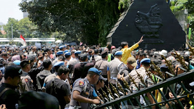 Ribuan Personel Polisi Kawal Demo Gerakan Buruh Bersama Rakyat di Balaikota Jakarta