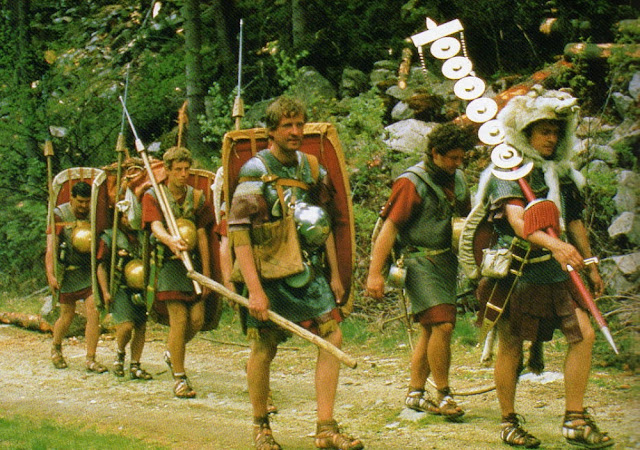 Группа Маркуса Юнкельмана на марше, 1985 год. Сам он в центре с жезлом центуриона в правой руке.