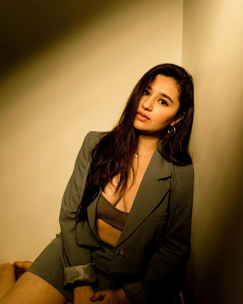 Sanaya Pithawalla cleavage hot actress