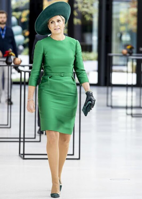 AFAS Software develops software products for businesses. Queen Maxima wore a green silk satin dress from Natan