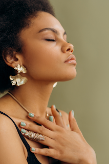 Woman in Black Mediating