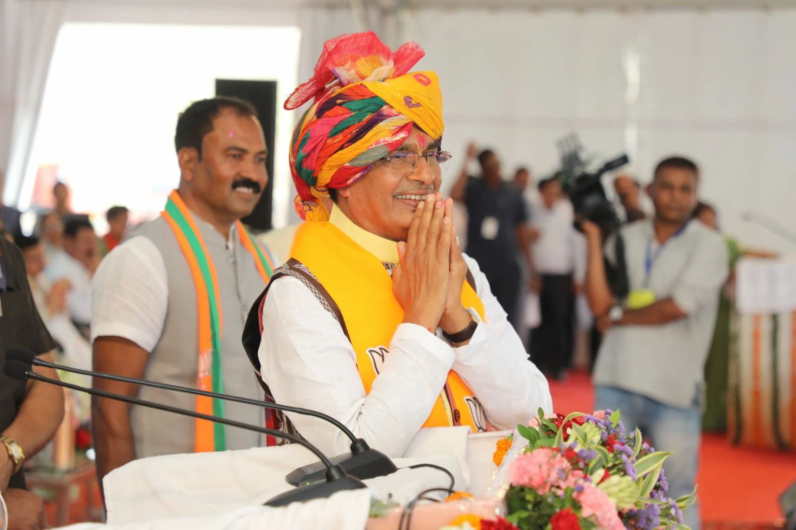 मुख्यमंत्री शिवराज सिंह चौहान झाबुआ में महिला सम्मेलन में हुए शामिल, भगोरिया नृत्य और पुष्प-वर्षा कर मुख्यमंत्री का किया स्वागत