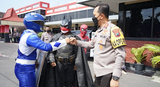 *Batman dan Spiderman Hibur Anak-anak di Gerai Vaksinasi Polres Sukoharjo*