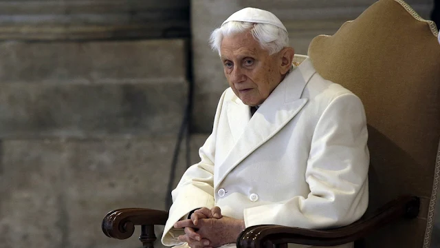 O Papa Emérito Bento XVI senta-se na Basílica de São Pedro enquanto participa da cerimônia que marca o início do Ano Santo, no Vaticano, em 8 de dezembro de 2015. (AP Photo/Gregorio Borgia, Arquivo)
