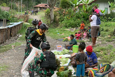 Dorong Peningkatan Ekonomi Lokal, Satgas Mobile Raider 300/BJW Kodam III/Siliwangi Kunjungi Pasar Tradisional Distrik Beoga Papua