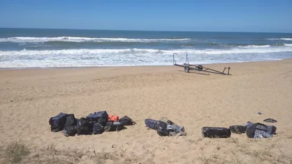 La Policía uruguaya encontró más de 900 ladrillos de cocaína en unos 40 bolsos tirados en una playa