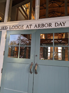 entrance to Lied Lodge Hotel