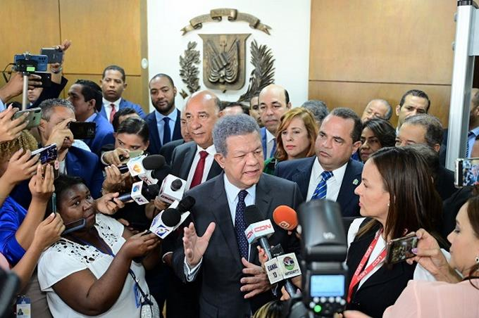 Leonel Fernández entrega a la JCE padrón de la Fuerza del Pueblo con millón y medio de afiliados