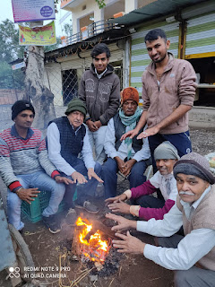 बढी ठंड से बचने के लिए लोग अलाव जलाकर अपने शरीर को गर्म करते हुए नजर आए