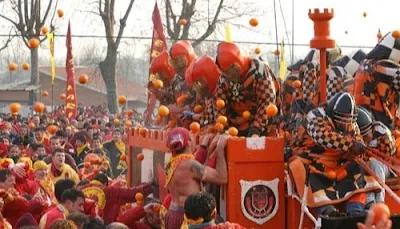 battle of oranges festival in italy: होली जैसा इटली में एक त्यौहार मनाया जाता है जिसका नाम है संतरे की लड़ाई