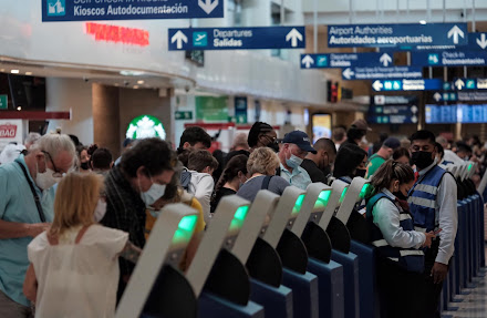 Visitantes extranjeros pasan un calvario en los módulos de Migración del aeropuerto de Cancún