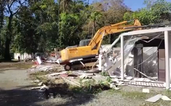 Costa Rica: Demuelen viviendas que invadían zona marítimo-terrestre en Limón