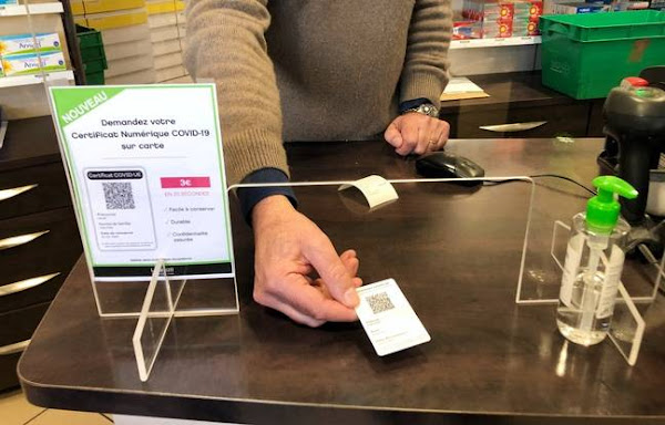 Une pharmacie nantaise remet à un client une carte plastifiée contenant son pass sanitaire. - F.Brenon/20Minutes