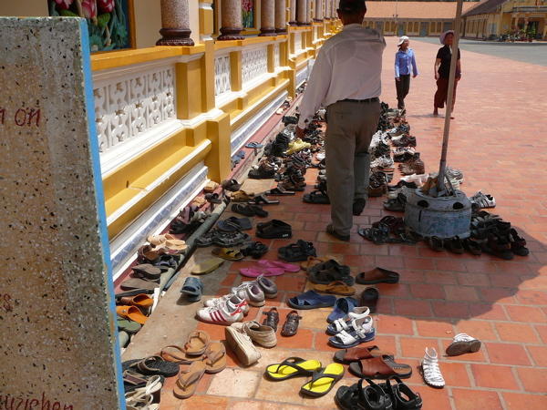 बहुत ही शुभ संकेत है मंदिर से जूते या चप्पल का चोरी हो जाना ! जाने क्यों