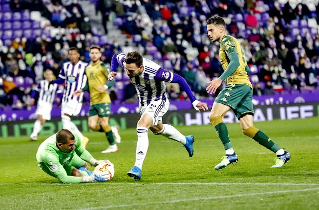 Joel atrapa un balón ante Óscar Plano en presencia de Bartra. REAL VALLADOLID C. F. 0 REAL BETIS BALOMPIÉ 3 Miércoles 05/01/2022, 20:00 horas. Copa del Rey, dieciseisavos de final, partido único. Valladolid, estadio José Zorrilla